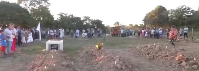 Familia chimanes sepultada en fosas comunes