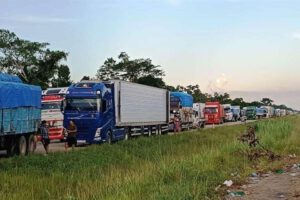 Bloqueo en carretera Santa Cruz - Cochabamba: Transportistas varados por tercer día