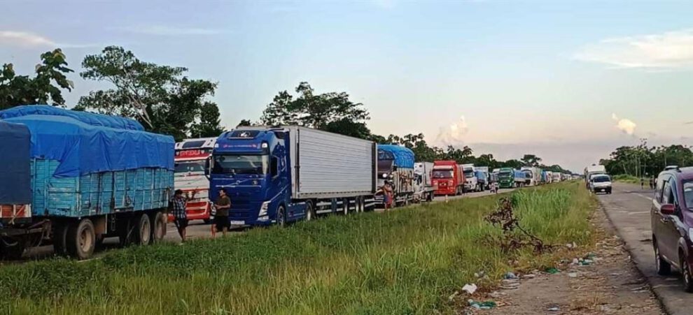 Bloqueo en carretera Santa Cruz - Cochabamba: Transportistas varados por tercer día