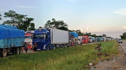 Bloqueo en carretera Santa Cruz - Cochabamba: Transportistas varados por tercer día