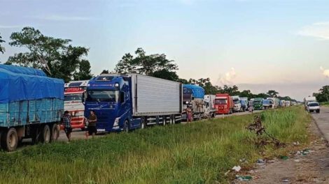Bloqueo en carretera Santa Cruz - Cochabamba: Transportistas varados por tercer día