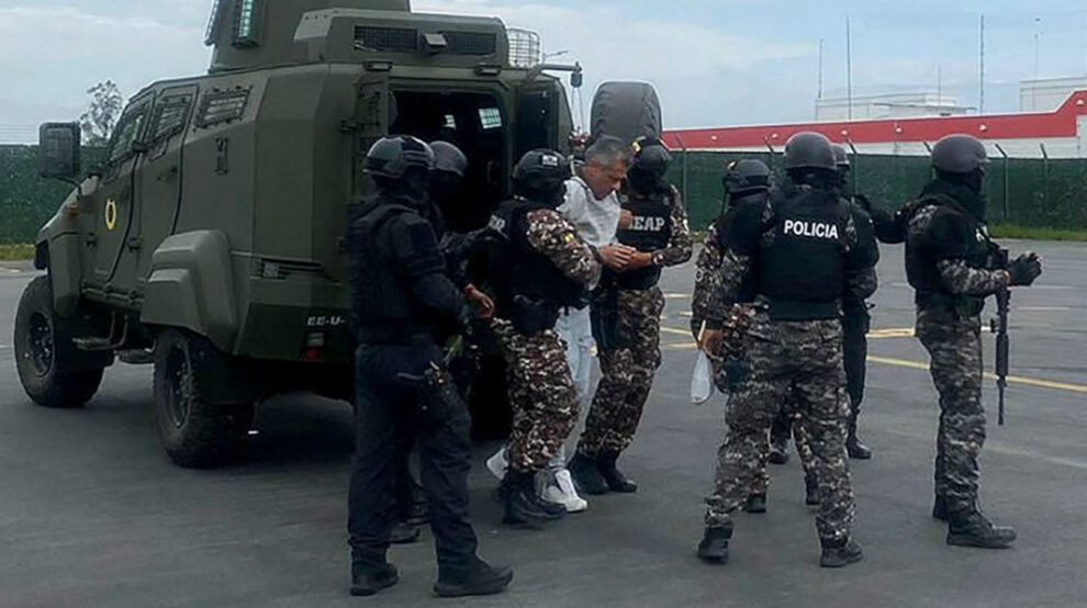 Jorge Glas cuando fue detenido tras el asalto a la embajada de México en Quito en abril 2023