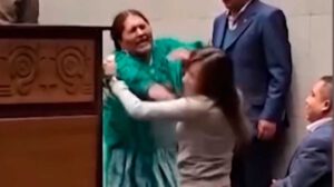 Agresión en sesión legislativa a la diputada Mayra Zalles