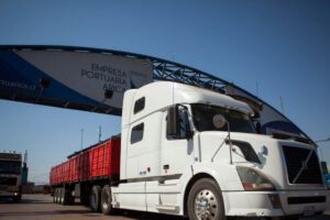 Gobierno llama intransigentes a dirigentes de transporte pesado