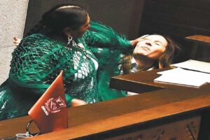 Agresión en sesión legislativa entre diputadas Mayra Zalles y Gloria Callisaya
