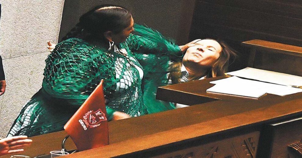 Agresión en sesión legislativa entre diputadas Mayra Zalles y Gloria Callisaya