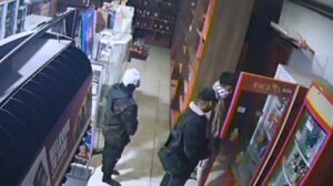 Falso robo en licorería como plan de venganza
