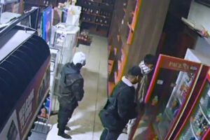 Falso robo en licorería como plan de venganza