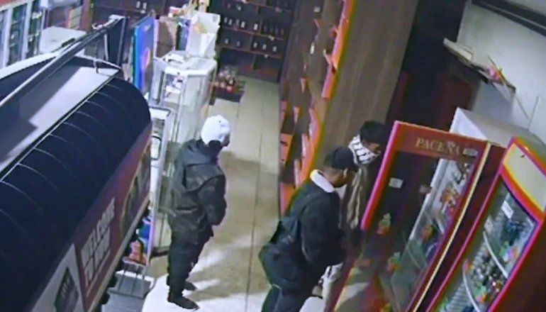 Falso robo en licorería como plan de venganza