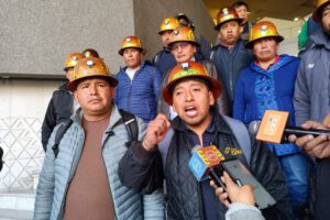 Mineros cooperativistas de La Paz amenazan con tomar Asamblea Legislativa por demoras en contratos