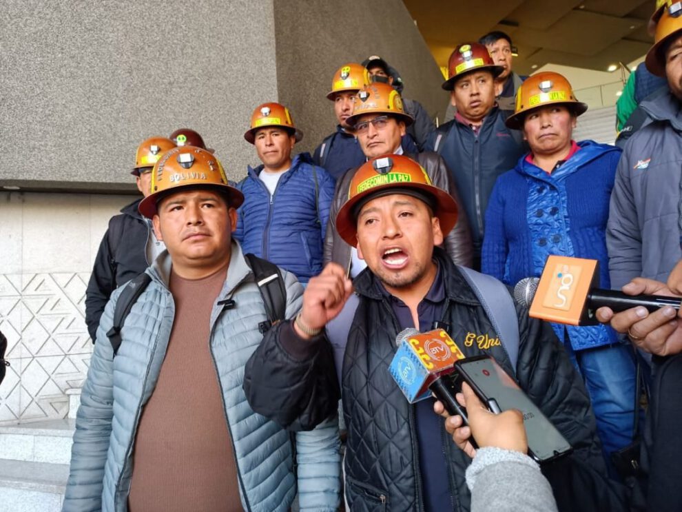 Mineros cooperativistas de La Paz amenazan con tomar Asamblea Legislativa por demoras en contratos