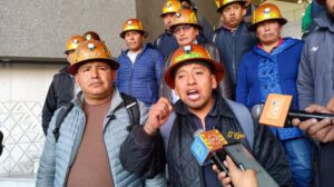 Mineros cooperativistas de La Paz amenazan con tomar Asamblea Legislativa por demoras en contratos