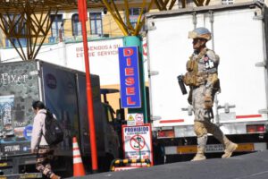 Controles en estaciones de combustible en La Paz