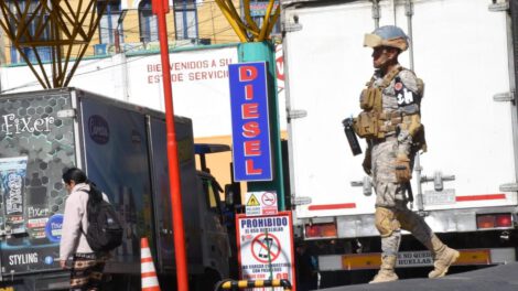 Controles en estaciones de combustible en La Paz