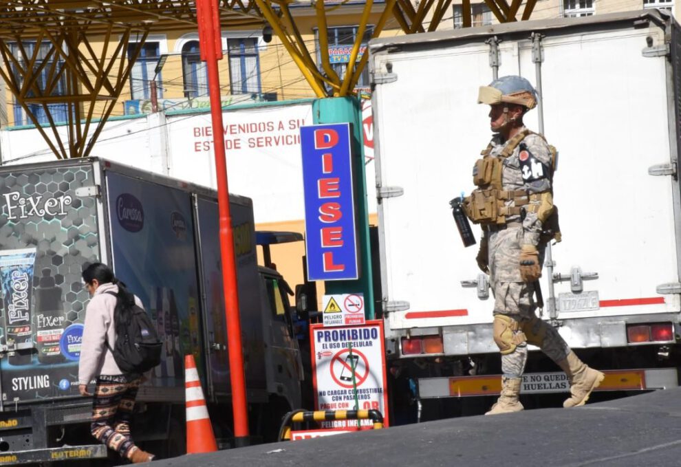 Controles en estaciones de combustible en La Paz