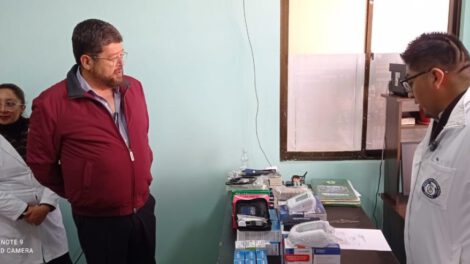 Samuel Doria Medina dona equipo médico al Hospital de Caracollo
