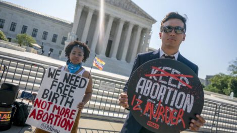 Activistas contra el aborto protestan frente a la Corte Suprema de EE.UU.