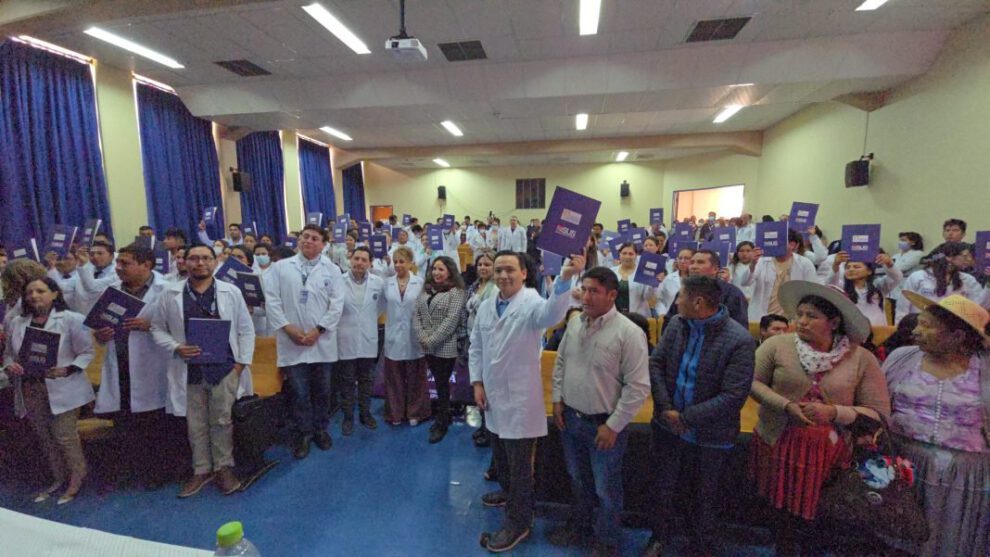 Entrega de nuevos ítems para profesionales de la salud en Cochabamba