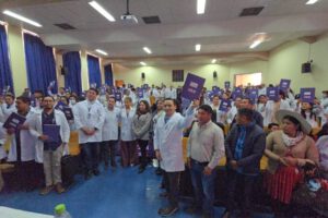 Entrega de 144 nuevos ítems para profesionales de la salud en Cochabamba