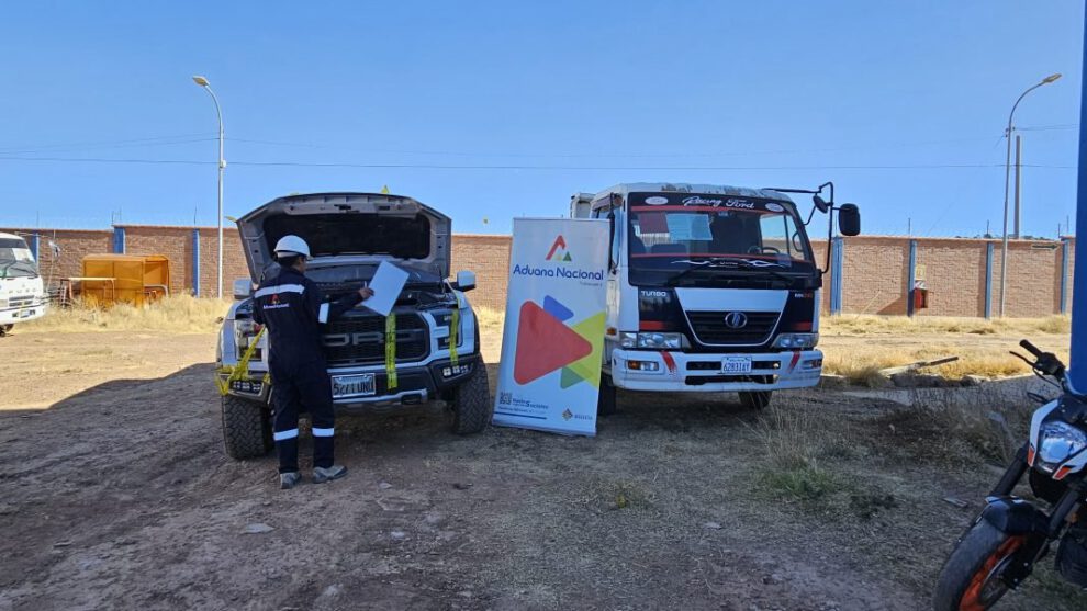 Aduana incauta vehículos contrabando en Bolivia