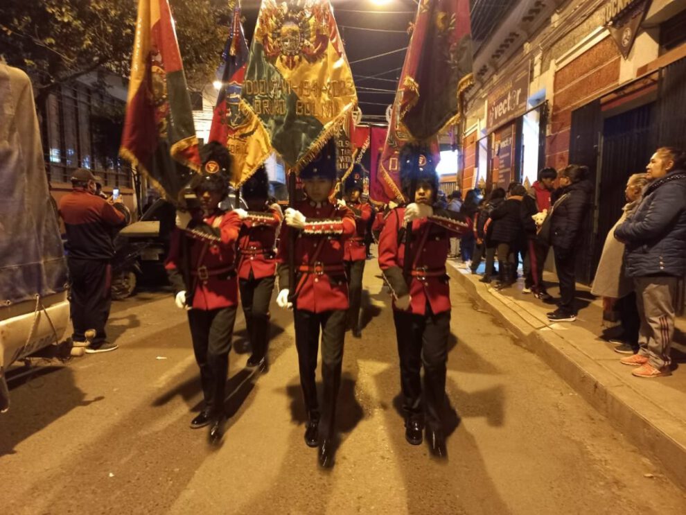 Desfile de teas del Colegio Nacional Juan Misael Saracho conmemorando su 83 aniversario