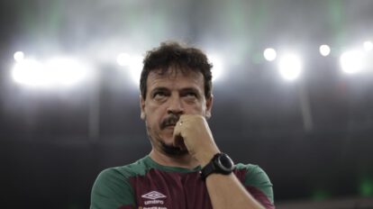 Entrenador del club brasileño de fútbol Fluminense, Fernando Diniz, durante un partido en el estadio Maracaná