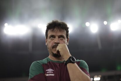 Entrenador del club brasileño de fútbol Fluminense, Fernando Diniz, durante un partido en el estadio Maracaná