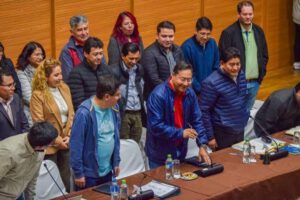 Gobierno y transportistas acuerdan suspender bloqueo de caminos