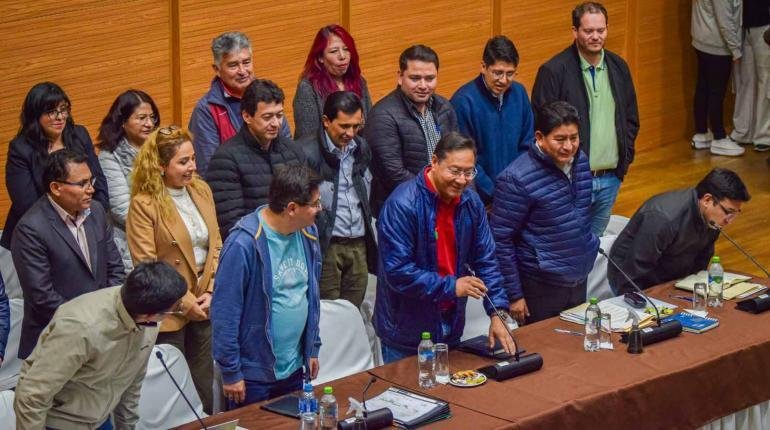 Gobierno y transportistas acuerdan suspender bloqueo de caminos