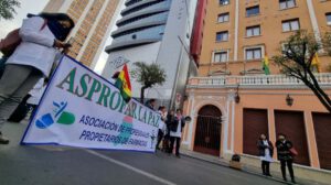 Protestas de farmacéuticos en La Paz y Cochabamba por acusaciones de aumento de precios