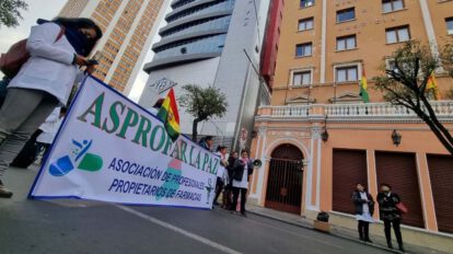 Protestas de farmacéuticos en La Paz y Cochabamba por acusaciones de aumento de precios