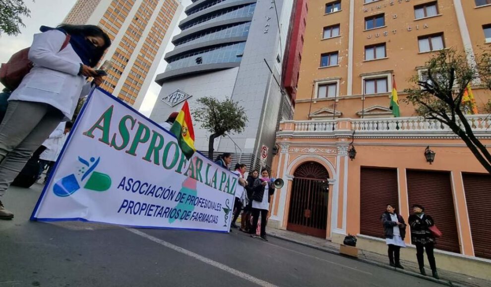 Protestas de farmacéuticos en La Paz y Cochabamba por acusaciones de aumento de precios