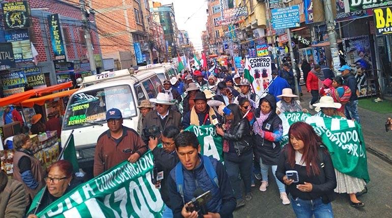 Gremiales llegan a La Paz tras marcha desde Patacamaya