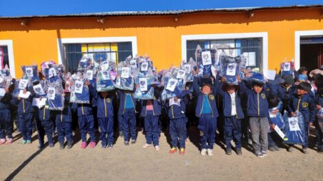 LBV kits de invierno para niños y adolescentes en pobreza