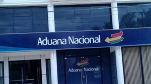 Usurpación de funciones en la Aduana Nacional