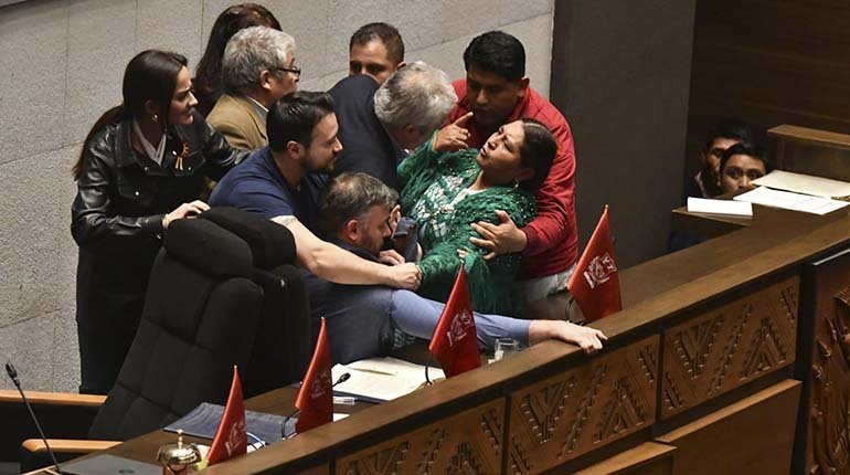 Agresiones en sesión parlamentaria