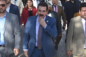 Manfred Reyes Villa enfrenta críticas por reunirse con parlamentarios