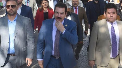 Manfred Reyes Villa enfrenta críticas por reunirse con parlamentarios