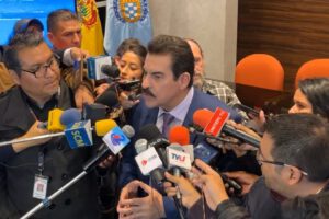 Manfred Reyes Villa en contacto con los medios