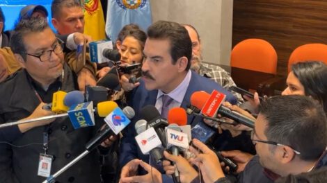 Manfred Reyes Villa en contacto con los medios