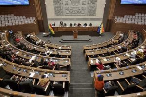 Diputados aprueban créditos en sesión polémica