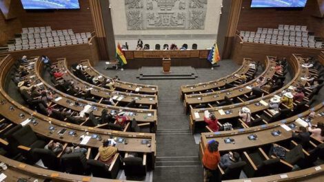 Diputados aprueban créditos en sesión polémica