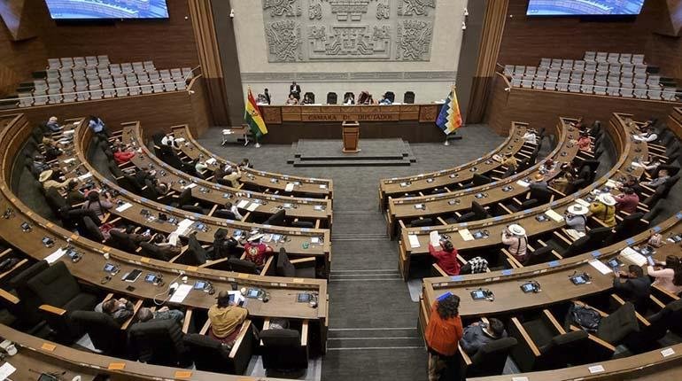 Diputados aprueban créditos en sesión polémica