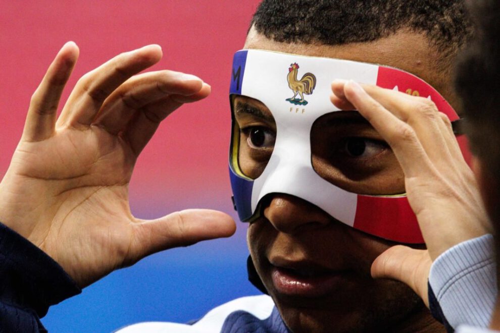 Kylian Mbappé se entrena con máscara protectora