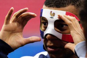 Kylian Mbappé entrenamiento con máscara protectora