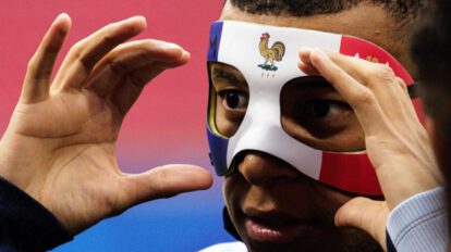 Kylian Mbappé entrenamiento con máscara protectora