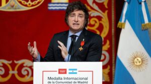 Javier Milei en España recibiendo la Medalla Internacional