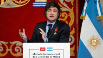 Javier Milei en España recibiendo la Medalla Internacional