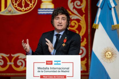Javier Milei en España recibiendo la Medalla Internacional