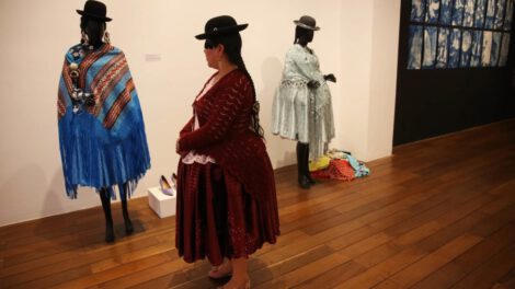 Mujeres aimaras en la exposición sobre indumentaria y su identidad
